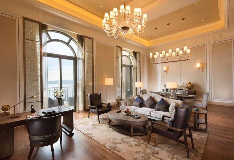 جناح بريميوم, Hilton Yuxi Fuxian Lake