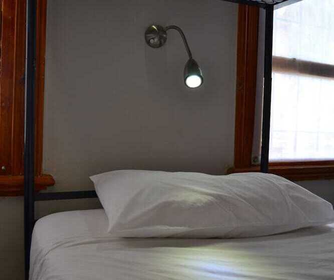 共用房间的床, Ashanti Lodge Backpackers