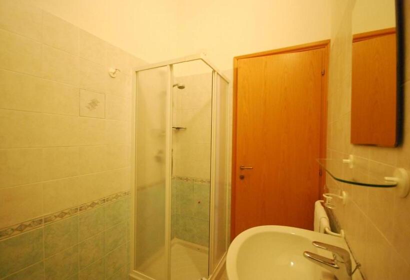 חדר לארבעה סטנדרטי עם נוף לגינה, Jasmine