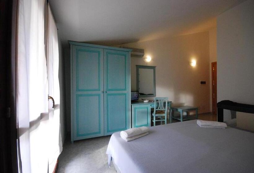 חדר סטנדרט לשלושה, Jasmine