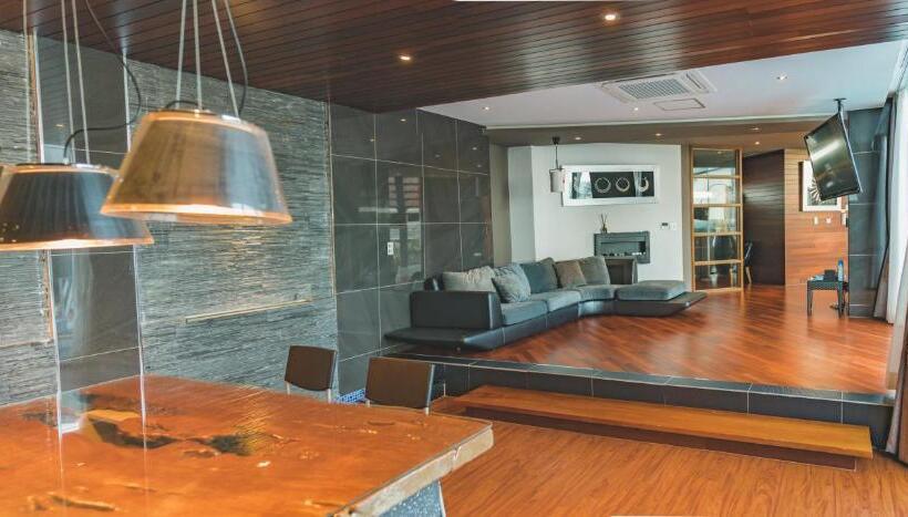 וילה עם חדר שינה אחד ובריכת שחיה, Scarboro