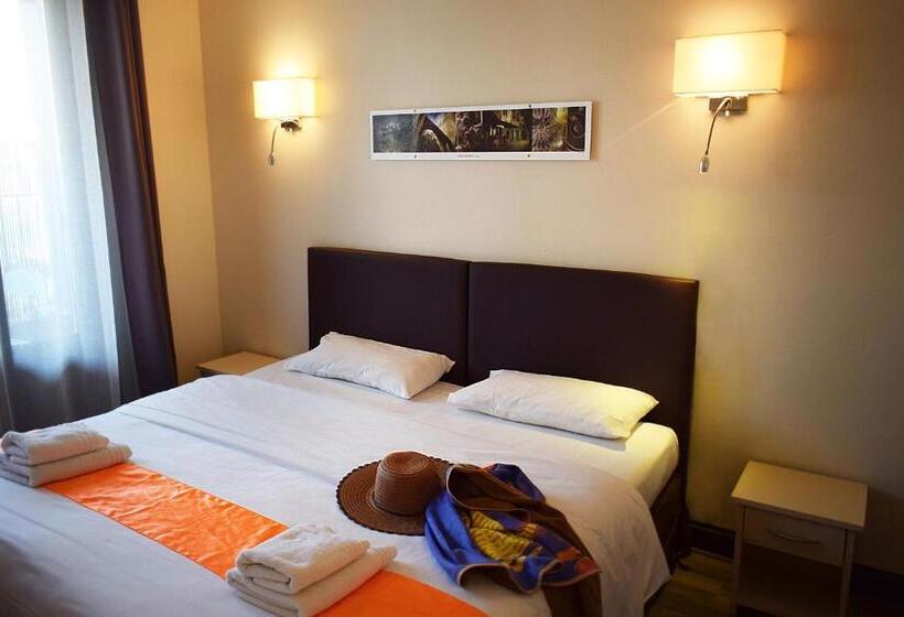 Quarto Estandar com Sacada, Logis Hôtel Restaurant Le Top Du Roulier