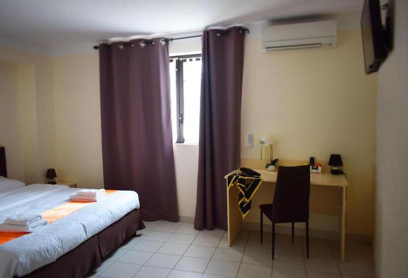 Quarto Estandar para Deficientes Físicos, Logis Hôtel Restaurant Le Top Du Roulier