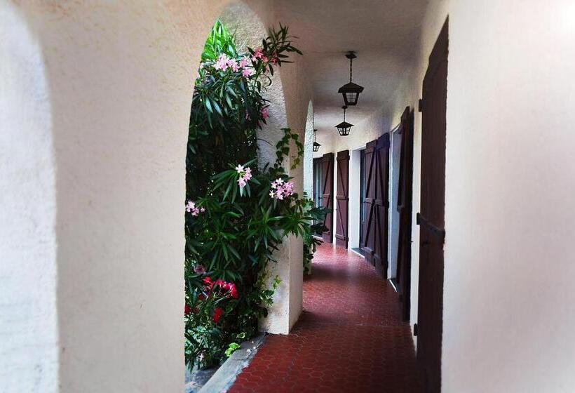 חדר סטנדרט מותאם לאדם עם מוגבלויות, Logis Hôtel Restaurant Le Top Du Roulier