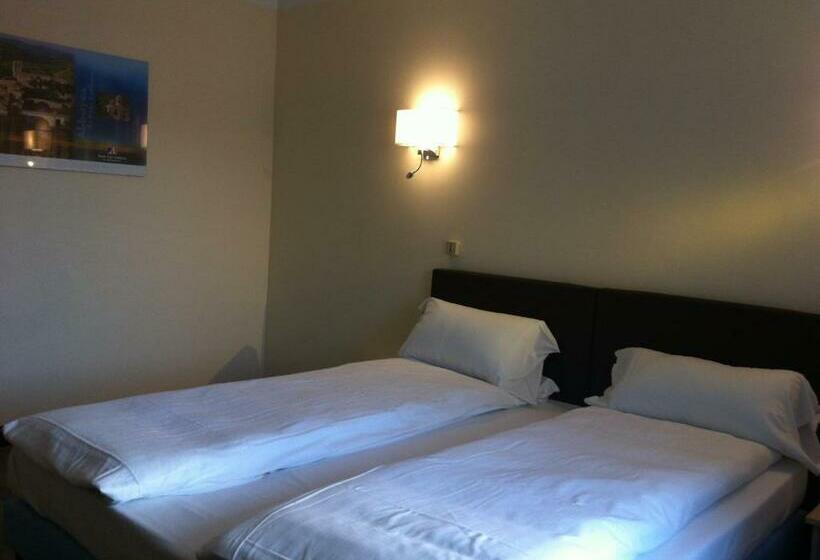 חדר סטנדרט מותאם לאדם עם מוגבלויות, Logis Hôtel Restaurant Le Top Du Roulier