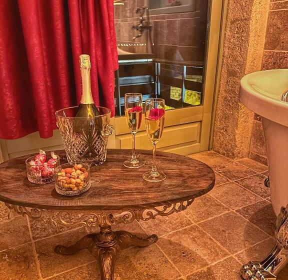 سوییت, Takaev Cave House