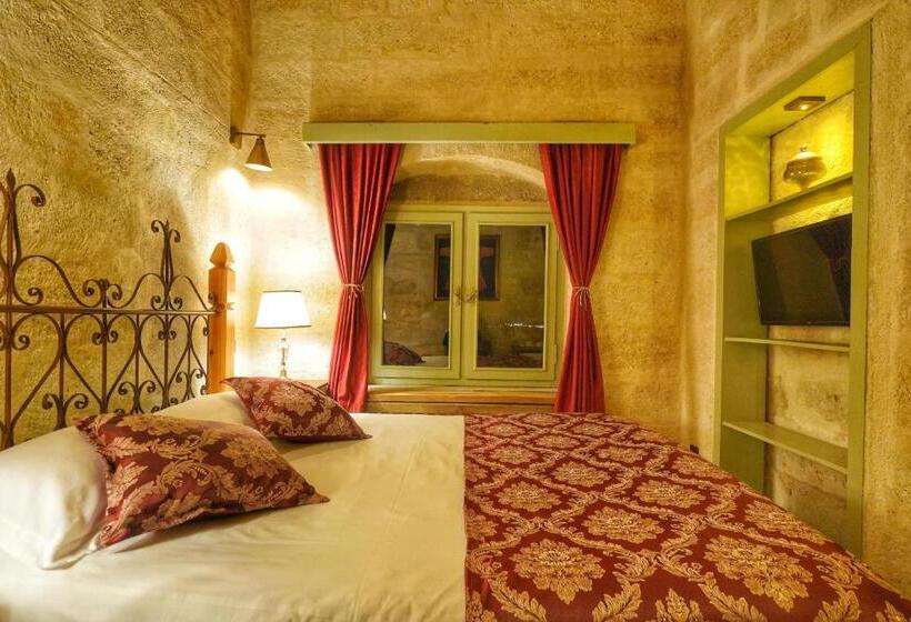 سوییت, Takaev Cave House