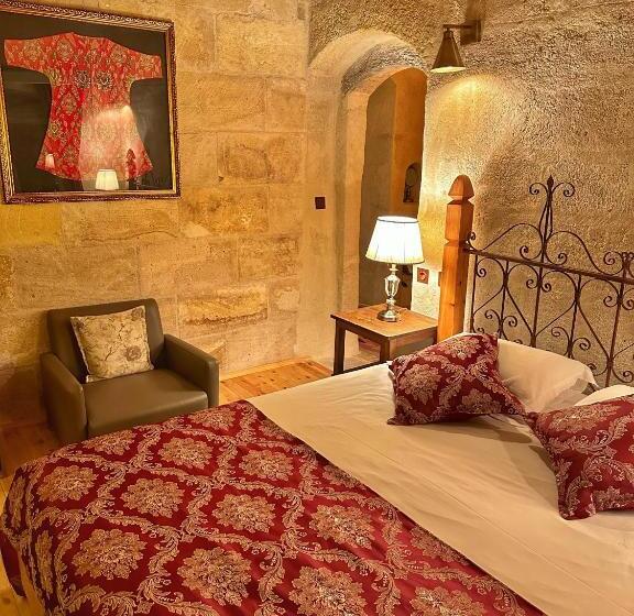 سوییت, Takaev Cave House