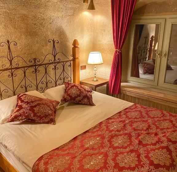 سوییت, Takaev Cave House