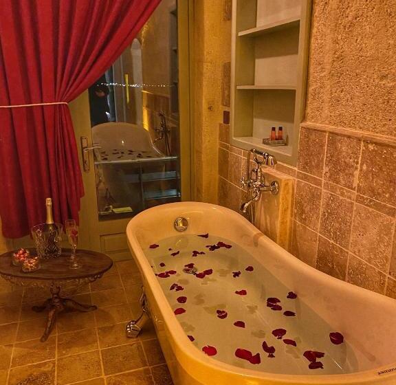 سوییت, Takaev Cave House