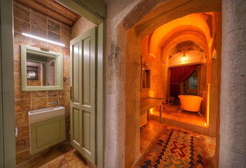 سوییت, Takaev Cave House