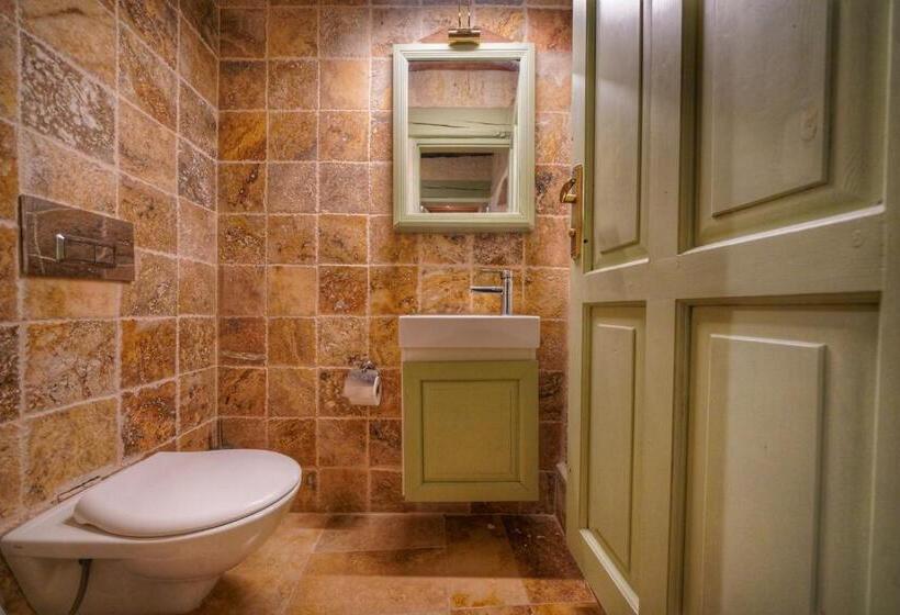 سوییت, Takaev Cave House