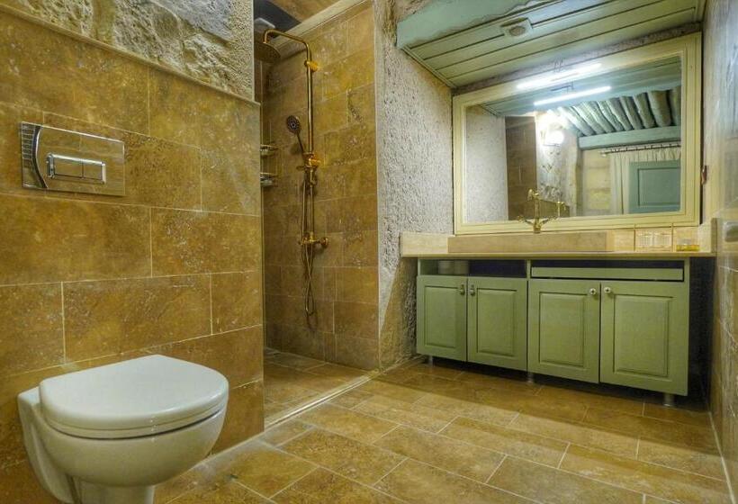 سوئیت با تخت بزرگ, Takaev Cave House