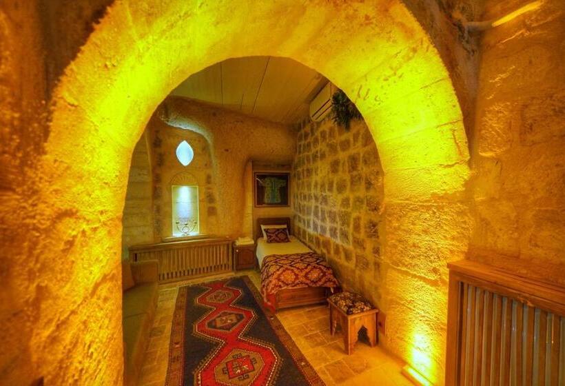 سوئیت با تخت بزرگ, Takaev Cave House