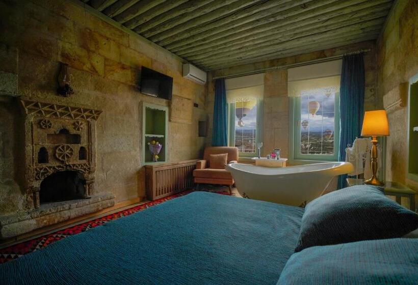 سوئیت با تخت بزرگ, Takaev Cave House