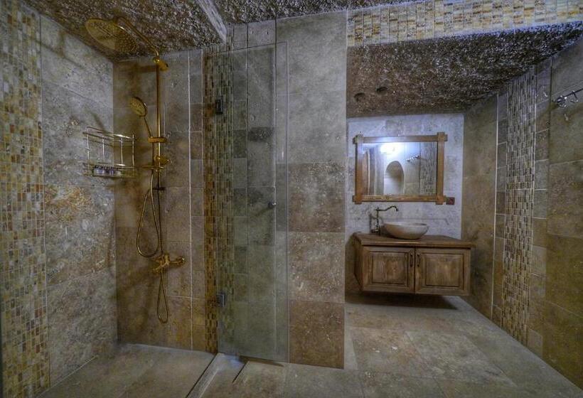 سوییت خانوادگی, Takaev Cave House