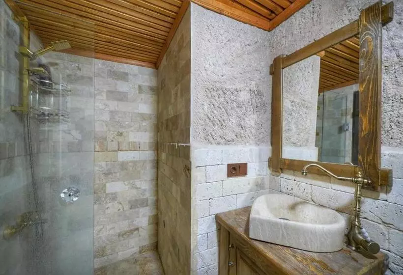 スタンダードルーム, Takaev Cave House