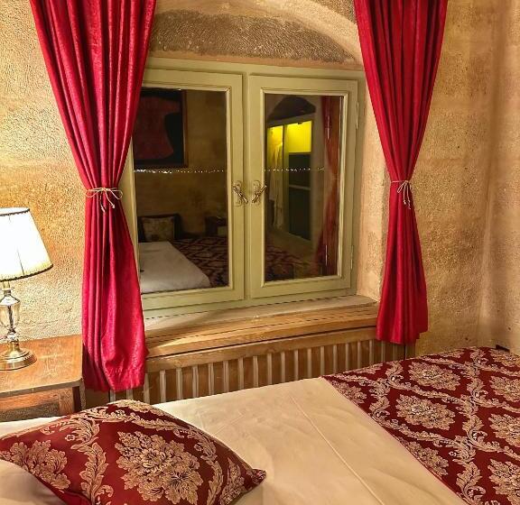 سوییت, Takaev Cave House