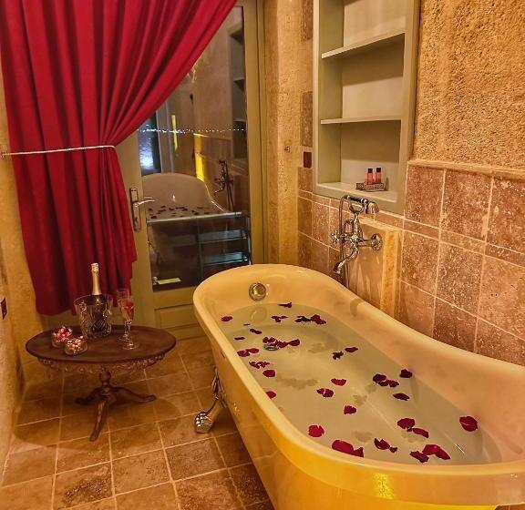 سوییت, Takaev Cave House