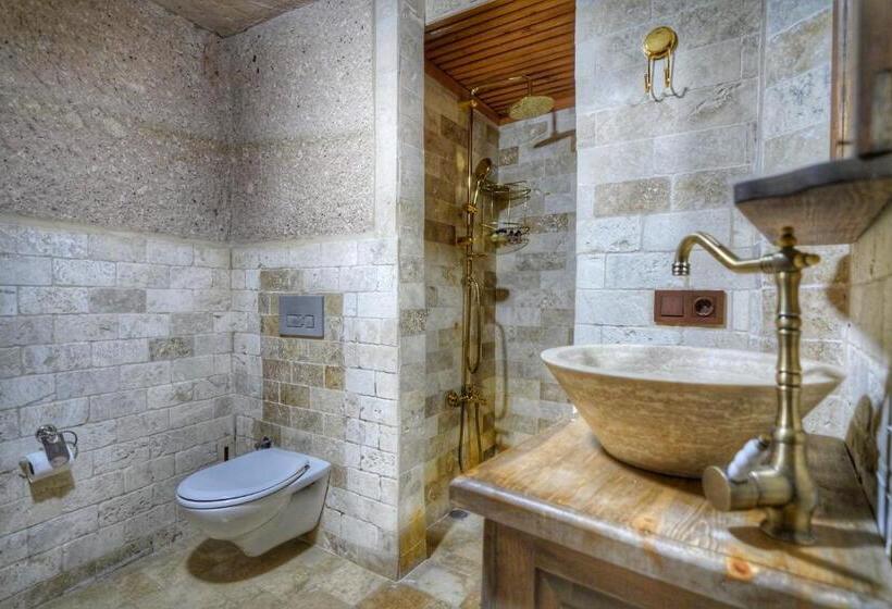 سوییت, Takaev Cave House