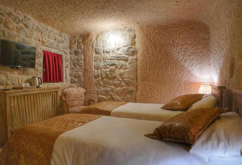 سوییت خانوادگی, Takaev Cave House