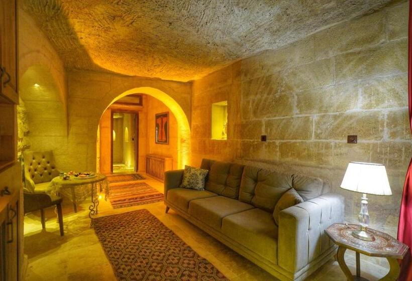 سوییت خانوادگی, Takaev Cave House