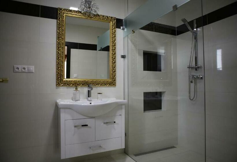 Pokój Deluxe, Kotva