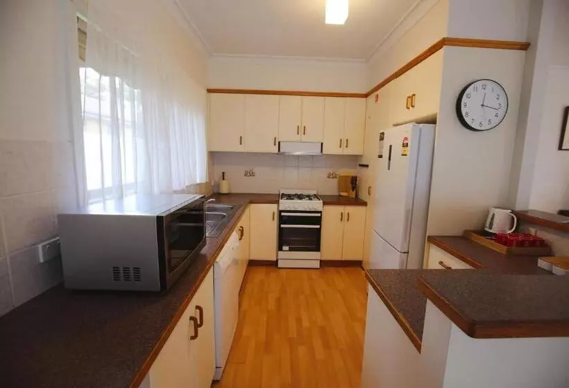 ویلای لوکس 1 خوابه, The Club Motel And Apartments