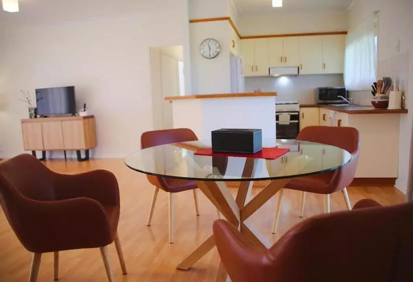 ویلای 3 خوابه, The Club Motel And Apartments
