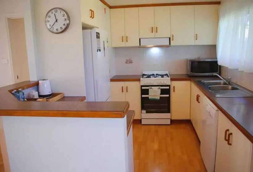 ویلای 3 خوابه, The Club Motel And Apartments
