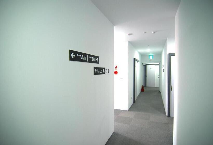 اتاق استاندارد چهارنفره با سرویس بهداشتی مشترک, Inn Cube Ximen