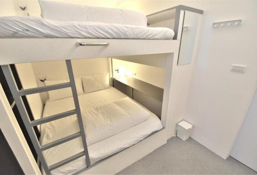 اتاق استاندارد چهارنفره با سرویس بهداشتی مشترک, Inn Cube Ximen