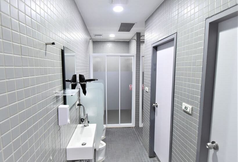 اتاق استاندارد سه تخته با سرویس بهداشتی مشترک, Inn Cube Ximen