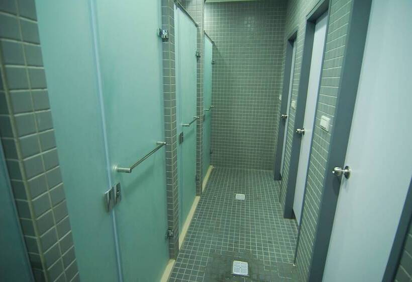 اتاق استاندارد سه تخته با سرویس بهداشتی مشترک, Inn Cube Ximen