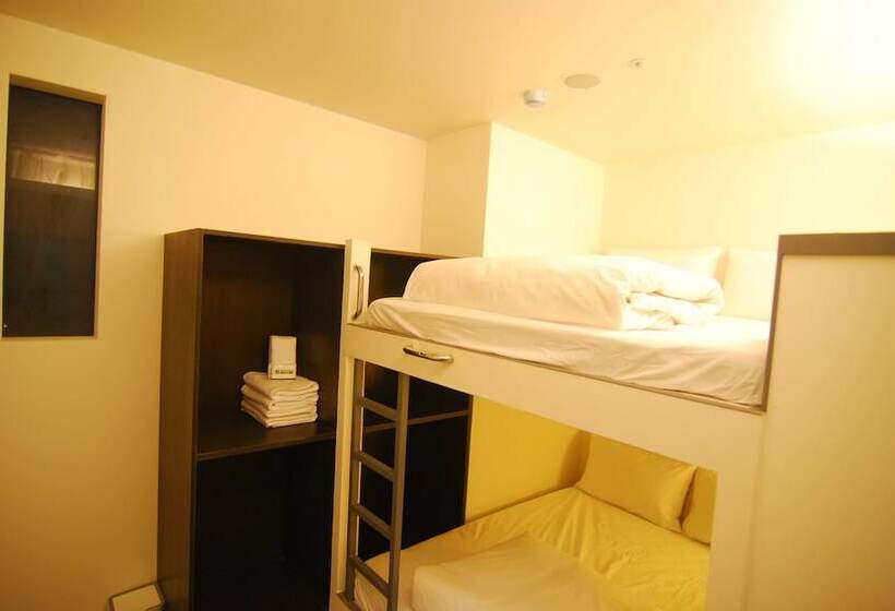 اتاق استاندارد چهارنفره با سرویس بهداشتی مشترک, Inn Cube Ximen