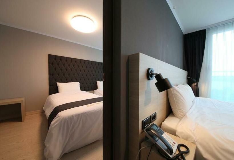 패밀리 연결 룸, Gyeongpo Soo