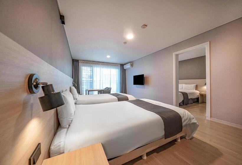 패밀리 룸 측면 바다 전망, Gyeongpo Soo