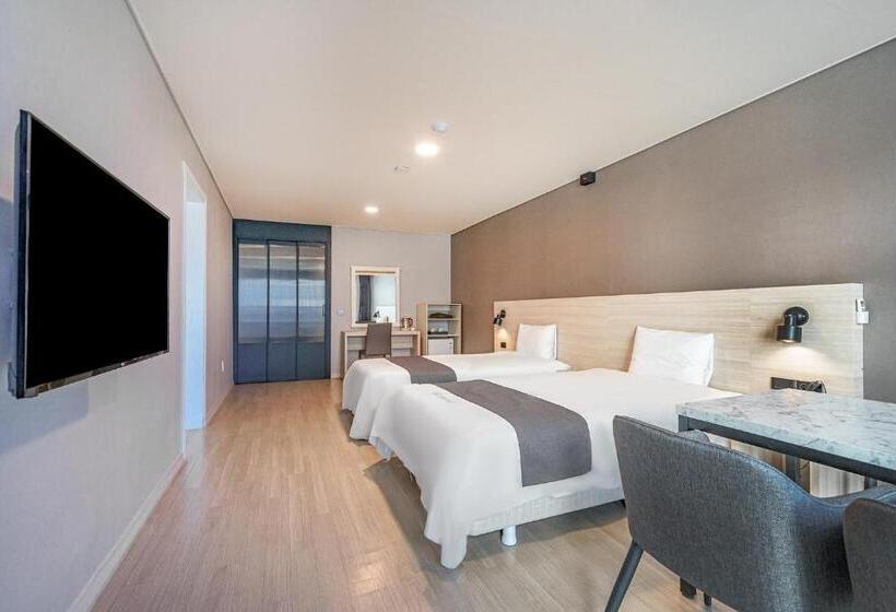 패밀리 룸 측면 바다 전망, Gyeongpo Soo