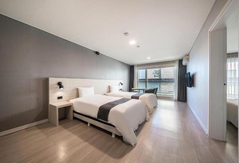 패밀리 룸 측면 바다 전망, Gyeongpo Soo