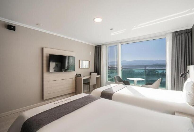 غرفة قياسية مطلّة علي البحيرة, Gyeongpo Soo