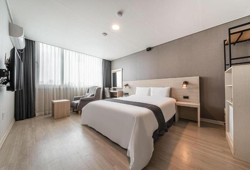 패밀리 연결 룸, Gyeongpo Soo