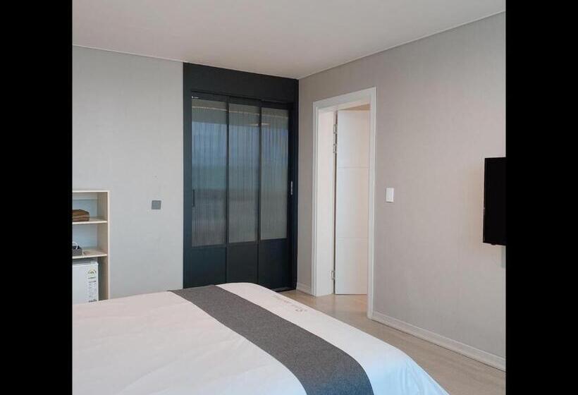 패밀리 연결 룸, Gyeongpo Soo