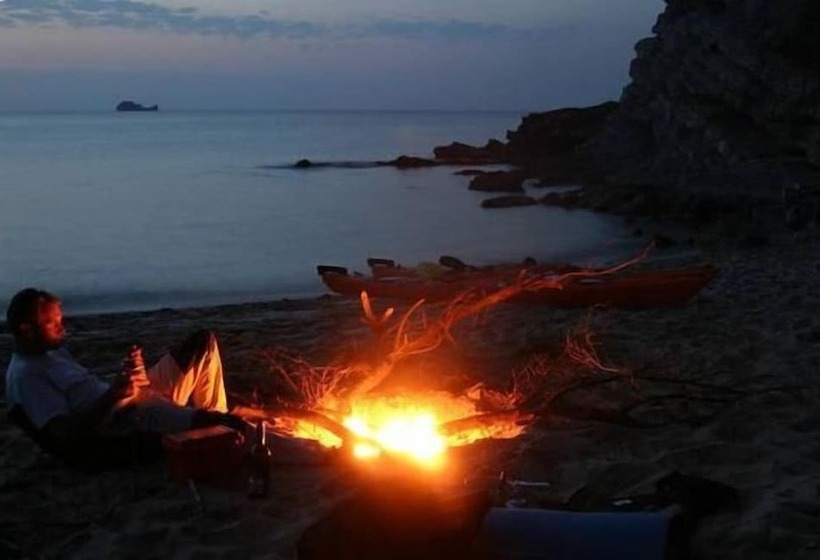 Quarto Economy Individual, Island Front Ii