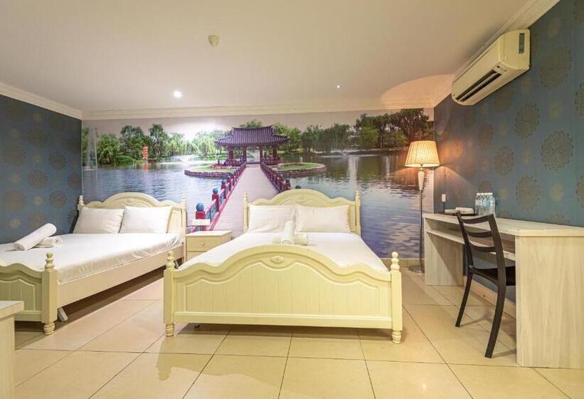 Quarto Familiar, Swing & Pillows At Usj Taipan