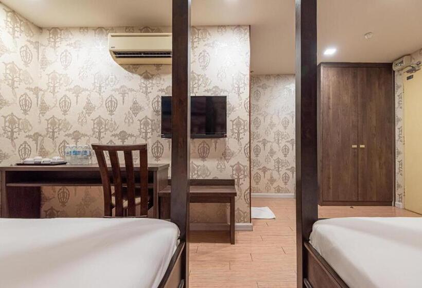 Quarto Triplo Estandar, Swing & Pillows At Usj Taipan