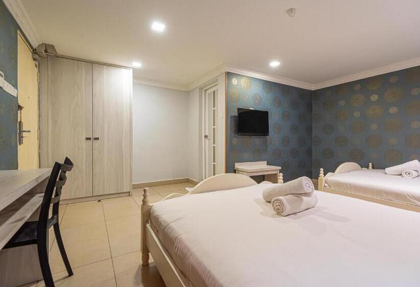 Quarto Familiar, Swing & Pillows At Usj Taipan