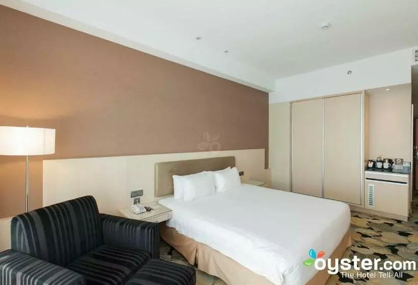 اتاق لوکس با تخت بزرگ, Imperial Hotel Kuching