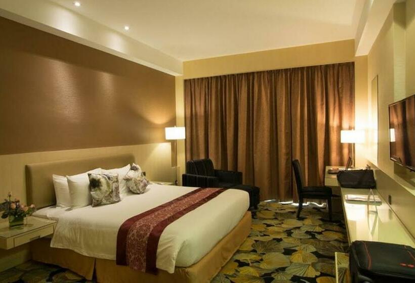 キングサイズベッドのスーペリアルーム, Imperial Hotel Kuching