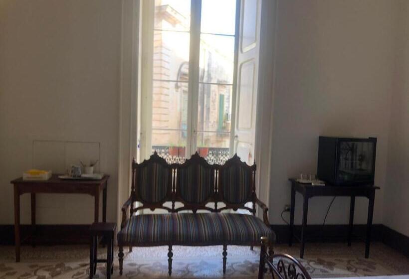 اتاق لوکس با بالکن, Palazzo Bernardini Suites