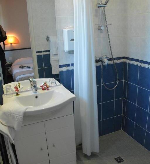 패밀리 룸, Logis Hôtel Restaurant De France